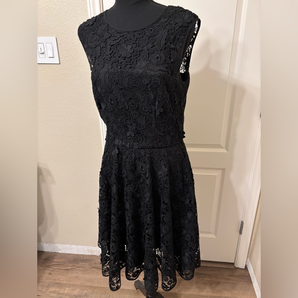 Milly Black Lace dress Size 8  Medium lace Fit and Flare LBD crochet cocktail